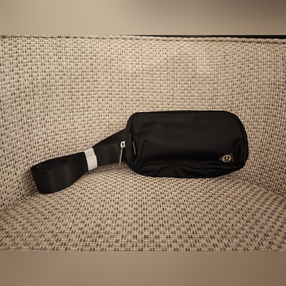 Lululemon Everwhere Belt Bag BNWT - Picture 1 of 6